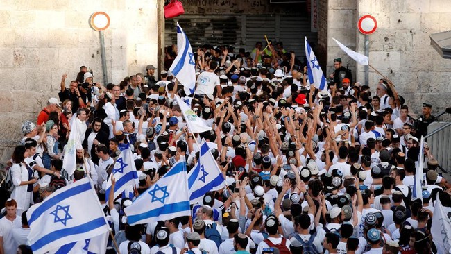 Puluhan ribu warga Israel turun ke jalan untuk memperingati 52 tahun negaranya mencaplok Yerusalem, Minggu (2/6), beberapa hari menjelang perayaan Idul Fitri.