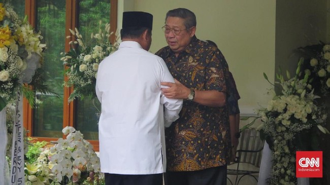 Prabowo Subianto datang bertakziah ke kediaman Susilo Bambang Yudhoyono. Mata Prabowo berkaca-kaca ketika disambut SBY.