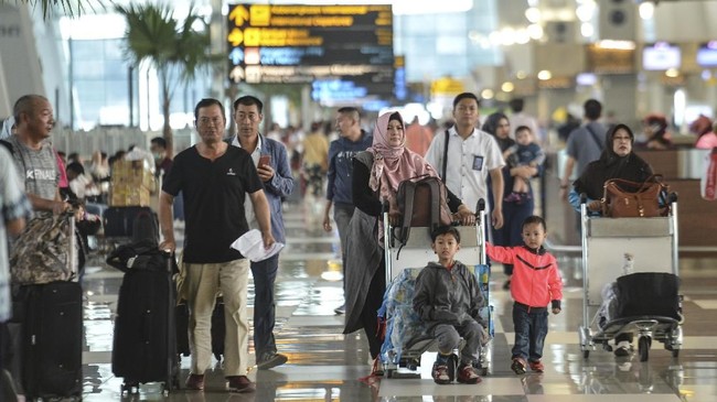 Pemerintah akan mengevaluasi harga tiket pesawat penerbangan domestik, sekaligus rencana mengundang maskapai asing pada pekan depan.