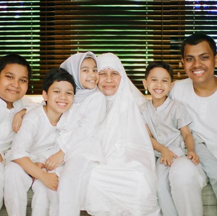 <p>Happy! Saat kumpul bareng nenek dan para sepupu. (Foto: Instagram/ @dr_tompi)</p>