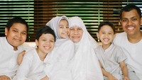 <p>Happy! Saat kumpul bareng nenek dan para sepupu. (Foto: Instagram/ @dr_tompi)</p>