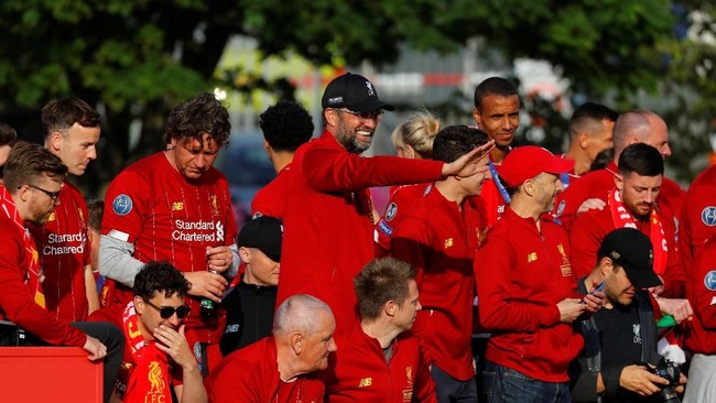 Manajer Liverpool, Juergen Klopp, hampir terjatuh dari bus tingkat dengan atap terbuka yang membawa anak asuhnya saat arak-arakan juara Liga Champions.
