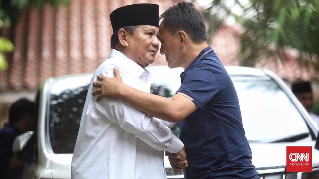 Andi Arief menyebut hasil survei menyatakan bahwa Sandiaga Uno teridentifikasi politik SARA sehingga sulit menang di Jateng dan Jatim yang punya pemilih banyak.