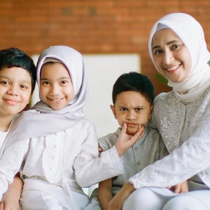 <p>Foto bareng Bunda Arti, Ayesha tetap jahil nih pada adiknya. Hi-hi-hi. (Foto: Instagram/ @dr_tompi)</p>