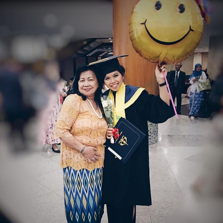 <p><em>Happy graduation</em>! Bahagianya Greysia Polii didampingi sang bunda saat wisuda. (Foto: Instagram/ @greyspolii)</p>
