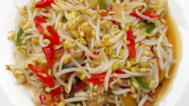 Selain dimasak liwet atau di goreng biasa, ternyata ikan asin jambal roti juga enak lho, Bun, dibuat tumis sama taoge. Masak pedas, agar menambah selera makan.