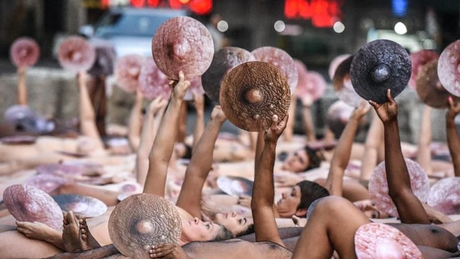 Halaman markas besar Facebook di New York dipenuhi oleh 100 orang demonstran telanjang yang memprotes kebijakan sensor karya seni.