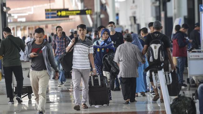 Bandara Soetta Ditutup untuk Umum Hingga 1 Juni Calon penumpang berjalan menuju Terminal keberangkatan untuk lapor diri atau chek in di Termial 1 B Bandara Soekarno Hatta, Tangerang, Banten, Senin (3/6/2019). Berdasarkan data dari PT Angkasa Pura selama periode angkutan lebaran pertumbuhan penumpang mengalami peningkatan sekitar satu hingga empat persen per hari. ANTARA FOTO/Nova Wahyudi/foc.