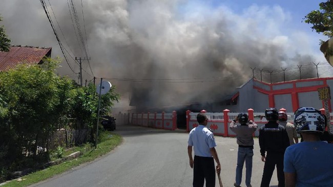 Situasi Rutan Sigli yang sebelumnya dibakar warga binaan sendiri telah kembali kondusif, api pun berhasil dipadamkan pada Senin petang.