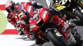Momen ketika duel seru terjadi antara Danilo Petrucci dan Andrea Dovizioso. Namun, Dovizioso justru berhasil disalip Marc Marquez di posisi kedua. (AP Photo/Antonio Calanni)