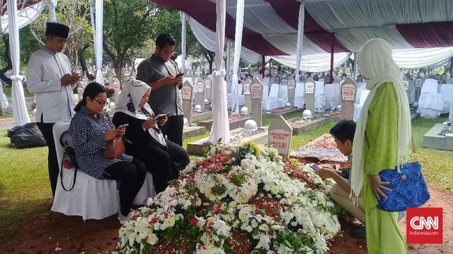 Pendiri Komunitas Indonesia Bersatu (KIB) berziarah ke makam Ani Yudhoyono. Dia mengenang perjumpaan dengan Ani berawal dari Instagram.