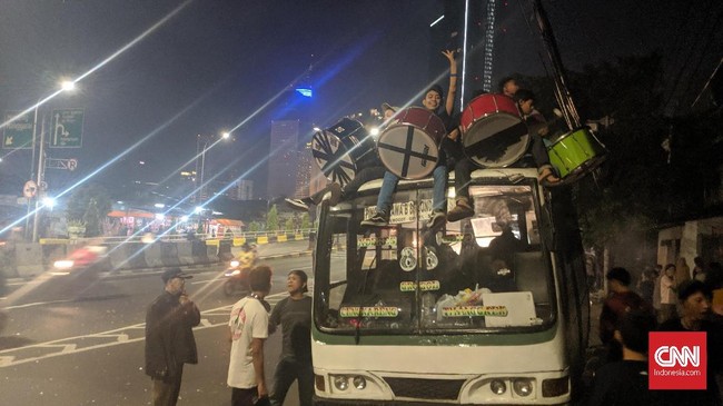 Masyarakat melalui laman penggalangan dana berhasil mengumpulkan Rp10,4 juta untuk membantu Oki, sopir Mayasari Bakti TransJabodetabek bayar denda Rp1,2 juta.