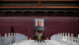 HUT China, Xi Jinping Membungkuk di Hadapan Patung Mao Zedong