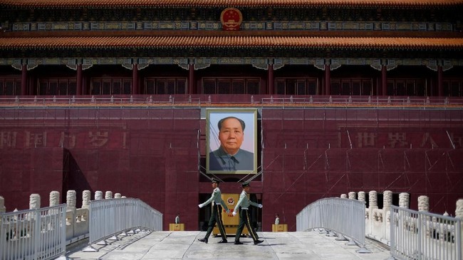 Presiden Xi Jinping membungkuk di hadapan patung pendiri RRC, Mao Zedong, di Lapangan Tiananmen, Beijing, jelang peringatan HUT China ke-70.