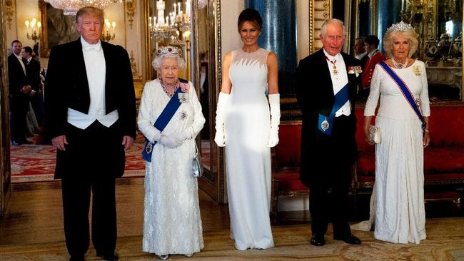 Donald Trump dan Melania berkunjung ke Inggris. Namun Melania Trump mendapat kritikan karena pilihan busananya.