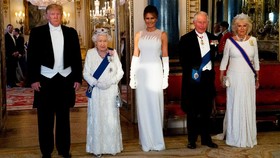 'Kembaran' dengan Ratu Elizabeth II, Melania Trump Dikritik