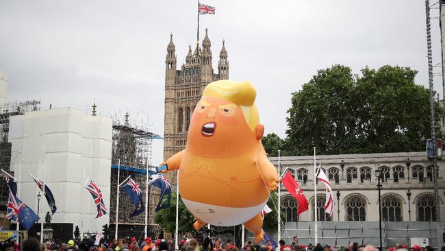 Sebagai tanda protes kedatangan Presiden AS, warga Inggris kembali menerbangan balon bayi raksasa yang menyerupai Donald Trump di depan gedung parlemen.