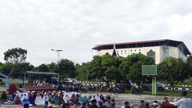 Jamaah Majelis Taman Surga di Agam Sumbar menilai hilal sudah kelihatan di timur tengah sehingga wajib untuk diikuti dalam penetapan hari raya Idul Fitri.