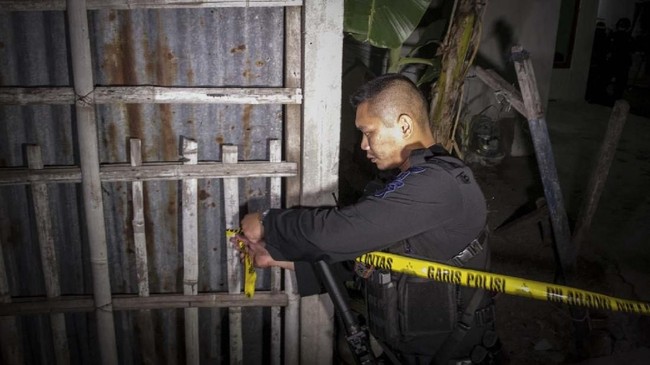 Dari hasil analisis forensik TKP dan serbuk yang ditemukan di tubuh terduga pelaku, polisi menyimpulkan bahwa bom berdaya ledak rendah.
