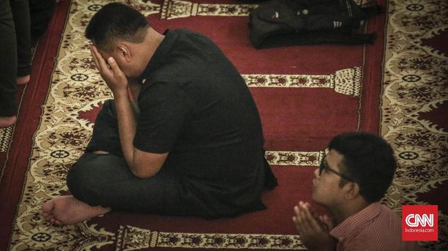 Jemaah  gerakan dakwah kreatif komunitas Pemuda Hijrah (SHIFT) saat mengikuti kajian  di Masjid Trans Studio Bandung, 21 Maret 2022.  (CNN Indonesia/ Hesti Rika)