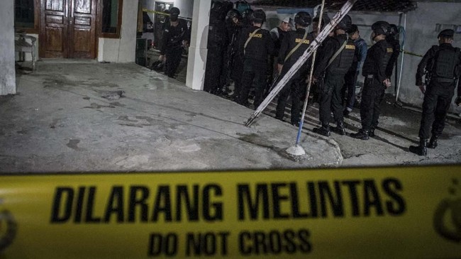 Tetangga menyebut terduga pelaku bom bunuh diri di Kartasura, Sukoharjo, sebagai anak baik dan pemalu. Namun dia berubah sikap saat bekerja di kota Solo.