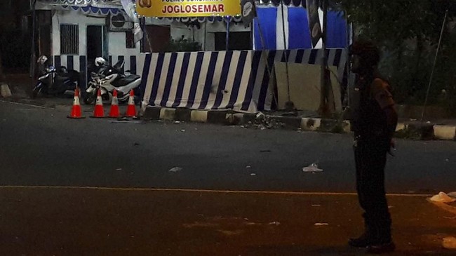 Sebanyakl delapan polisi sedang berada di pos polisi Kartasura, saat ledakan bom terjadi di Pos polisi Kartasura, Sukoharjo, Senin (3/6) pukul 22.45 WIB.