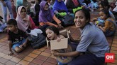 FOTO : Pembagian Zakat Fitrah di Masjid Istiqlal Masjid Istiqlal membagikan zakat pada para penerima. Total beras yang disalurkan 18,5 ton sementara dalam bentuk uang yang dikumpulkan berjumlah Rp500 juta.