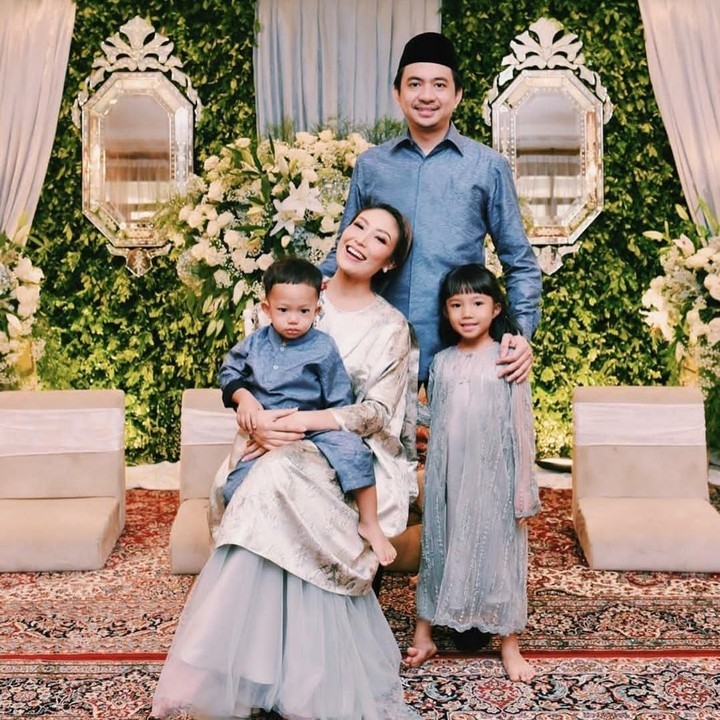 <p>Tampil dengan balutan warna silver dan biru seperti yang dikenakan keluarga Ayu Dewi ini membuatnya terlihat sangat elegan ya. Selamat lebaran, selamat merayakan hari kemenangan ya, Bunda. (Foto: Instagram @mrsayudewi)   </p>