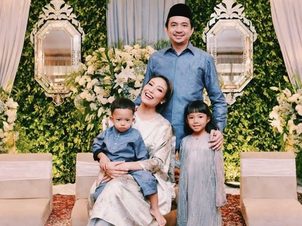 7 Potret Kekompakan Keluarga Selebriti Pakai Seragam Lebaran