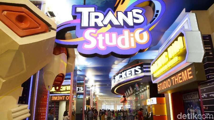 Founder & Chairman of CT Corp Chairul Tanjung (CT) meninjau pembangunan Trans Studio Themepark di Cibubur, Selasa (4/6/2019). Taman hiburan ini rencananya bakal dibuka dalam waktu dekat.