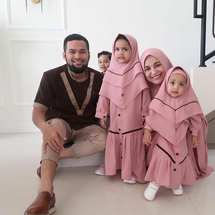 <p>Masih dengan nuansa pink, Shireen Sungkar dan dua anak perempuannya tampaknya lebih memilih busana sederhana yakni gamis. Sedangkan Teuku Wisnu dan anak laki-laki mereka memilih koko bernuansa cokelat. Tampak manis kan? (Foto: Instagram @shireensungkar) </p>