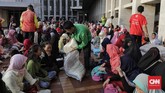 FOTO : Pembagian Zakat Fitrah di Masjid Istiqlal Masjid Istiqlal membagikan zakat pada para penerima. Total beras yang disalurkan 18,5 ton sementara dalam bentuk uang yang dikumpulkan berjumlah Rp500 juta.