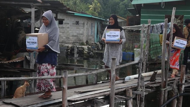 Kepala Program ACT Sulawesi Selatan Nur Ali Akbar mengatakan pembagian paket sembako merupakan bagian dari program Paket Pangan Ramadan Tepian Negeri.
