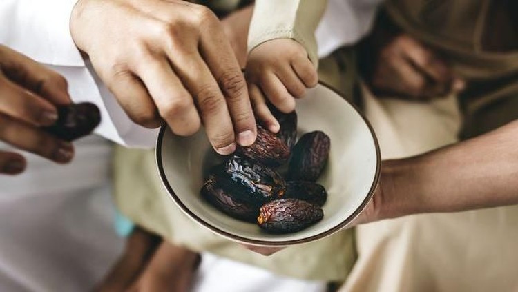 Bunda yang sedang merencanakan prorgam hamil, pernahkah mendengar khasiat kurma muda? Apa sih kandungannya? Cek di sini yuk.