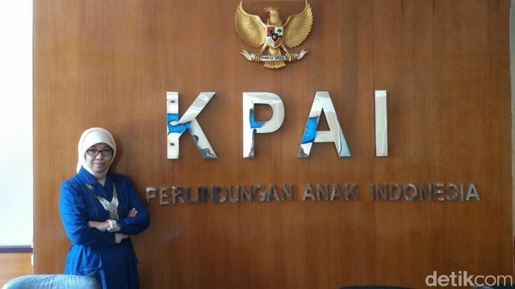 Komisioner KPAI Sitti Hikmawatty meminta maaf atas pernyataan, wanita bisa hamil jika renang bersama pria dalam satu kolam. Tapi, netizen menutut dia dipecat.