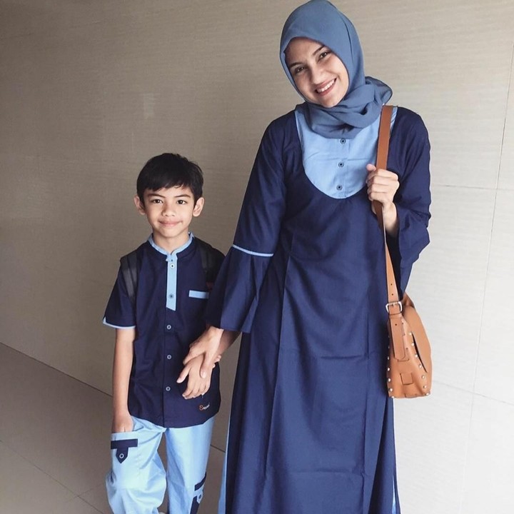 <p>Memilih baju muslim dengan model dan warna senada seperti Zeezee Shahab dan putranya ini bisa diikuti juga lho, Bun. (Foto: Instagram @zeezeeshahab)   </p>