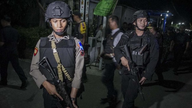 Polisi telah meminta keterangan keluarga terduga pelaku bom Kartasura. Kata polisi, orangtua terduga pelaku tidak mengetahui anaknya akan meledakan bom.