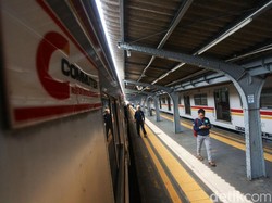 KRL Sediakan Hand Sanitizer di Gerbong Cegah Penyebaran Corona