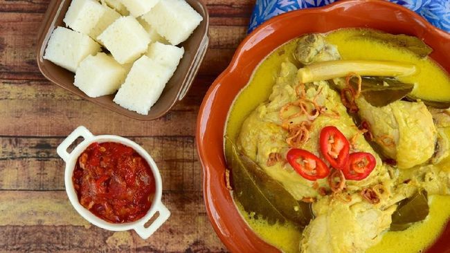 Sudah bikin hidangan apa buat resep menu Lebaran? Sebagai teman makan ketupat, bukan cuma opor dan sayur labu siam, lontong ayam bisa jadi teman makan yang enak