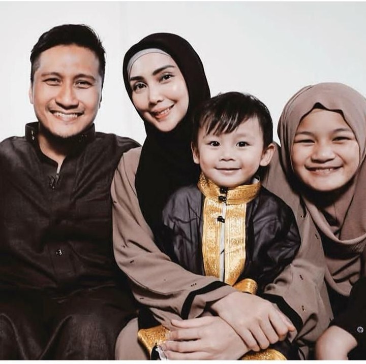 <p>Memilih baju bernuansa cokelat seperti Arie Untung dan keluarga sepertinya manis juga untuk lebaran, Bun. (Foto: Instagram @ariekuntung)   </p>