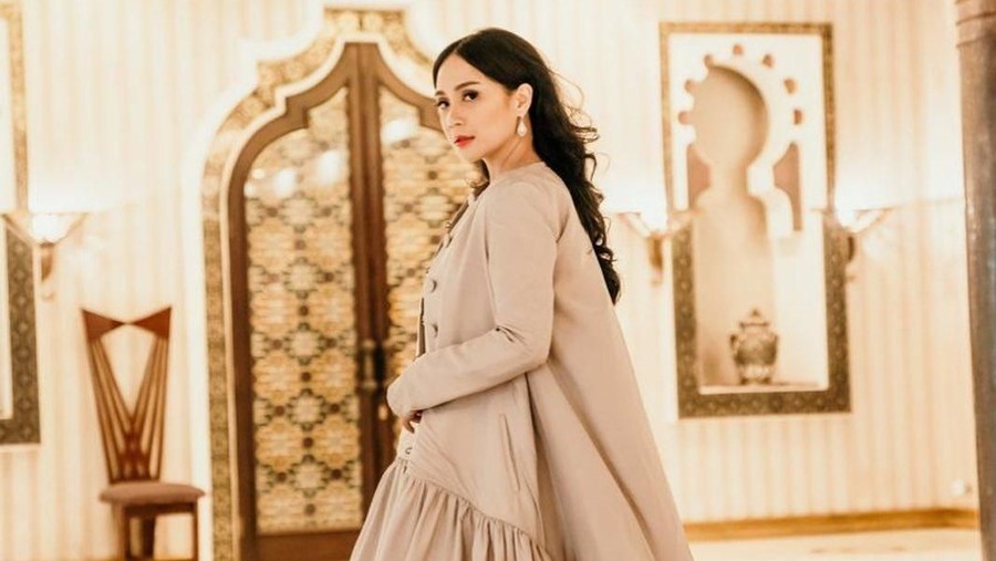 Lirik lagu Dengan Menyebut Nama Allah yang dinyanyikan oleh Nagita Slavina.