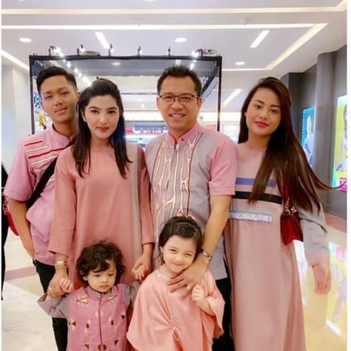 <p>Enggak perlu baju yang sama kok. Dengan membuat warna baju senada seperti keluarga Anang - Ashanty ini juga cocok untuk jadi inspirasi busana lebaran. (Foto: Instagram @ashanty_ash)   </p>