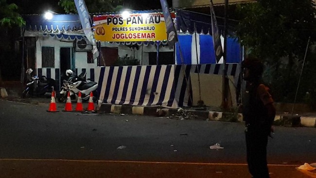 Pasukan Densus 88 Antiteror Mabes Polri langsung menggeledah rumah terduga pelaku di Kampung Kranggan, Desa Wirogunan, Kartasura, Selasa (4/6) dini hari.