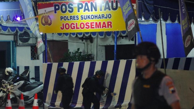 Kapolri menyebut pelaku bom Kartasura lone wolf, meski pernah mengikuti pengajian yang di dalamnya terdapat seseorang yang terpapar paham terorisme.