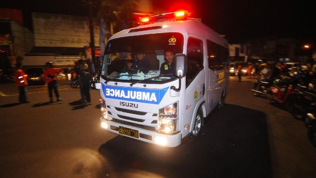Polisi menyebut terduga pelaku bom bunuh diri di pos pantau simpang tiga Tugu Kartasura menggunakan jenis bom pinggang.
