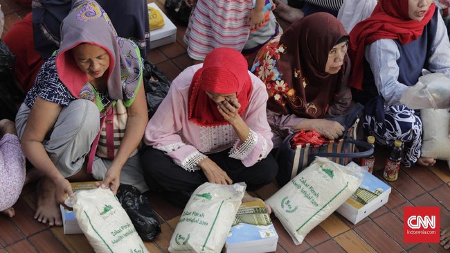 Warga menunggu pembagian zakat fitrah berupa beras di Masjid Istiqlal, Jakarta, 4 Juni 2019. Masjid Istiqlal menyalurkan zakat sebanyak 27,5 ton beras tahun ini. Sebanyak 17,5 ton di antaranya didapat dari Badan Amil Zakat Nasional (Baznas). (CNN Indonesia/Adhi Wicaksono)