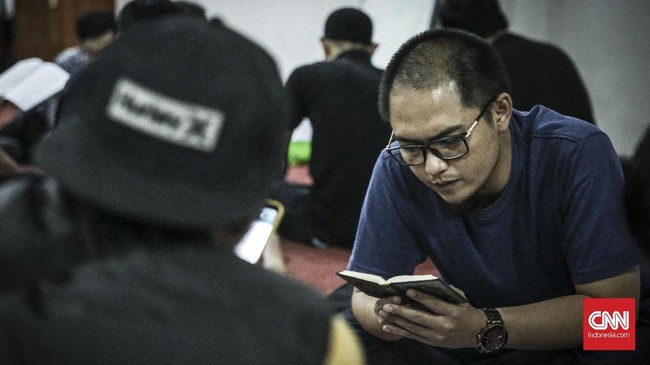 Bermula dari patah hati, lalu ikut kajian hijrah, Ayu dan Astrid memutuskan untuk menempuh jalur taaruf demi mendapatkan jodoh sesuai ajaran Islam.