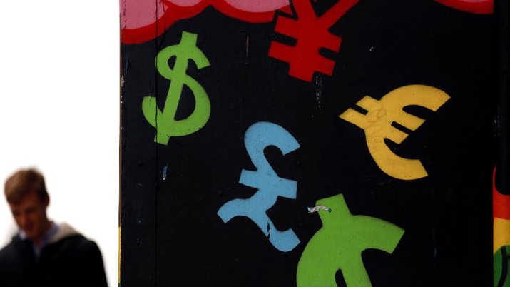 FILE PHOTO: Painted monetary symbols are seen on a wall in Dublin city centre October 22, 2014.  A year-long investigation into allegations of collusion and manipulation by global currency traders is set to come to a head on Wednesday, with Britain's financial regulator and six big banks expected to agree a settlement involving around ?1.5 billion ($2.38 billion) in fines. The settlement comes amid a revival of long-dormant volatility on foreign exchanges, where a steady rise in the U.S. dollar this year has depressed oil prices and the currencies of many commodity exporters such as Russia's rouble, Brazil's real and Nigeria's naira - setting the scene for more turbulence on world financial markets in 2015.  REUTERS/Cathal McNaughton/File Photo