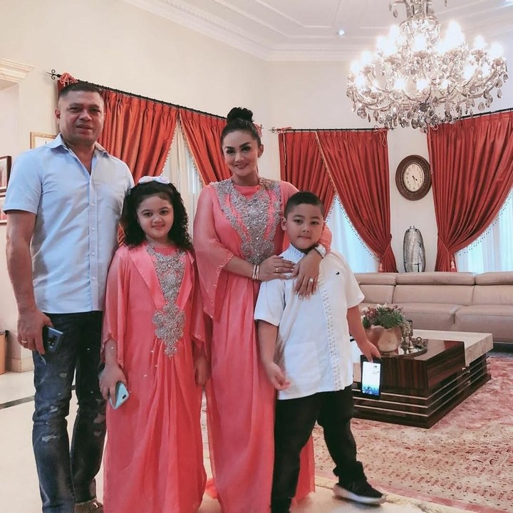 <p>Kaftan dengan motif payet seperti yang dikenakan Krisdayanti dan Amora ini juga bisa jadi inspirasi. Untuk laki-lakinya bisa tampil <em>casual</em> dengan kemeja putih. (Foto: Instagram @krisdayantilemos)   </p>