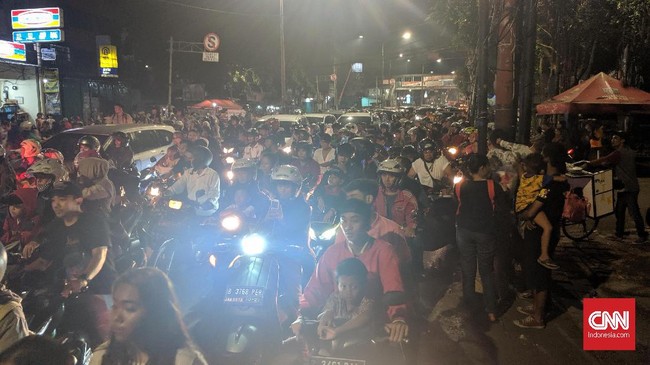 Pelaksanaan pawai takbir keliling yang dilakukan di sekitar kawasan Tanah Abang membuat ruas jalan KH Mas Mansyur macet parah.
